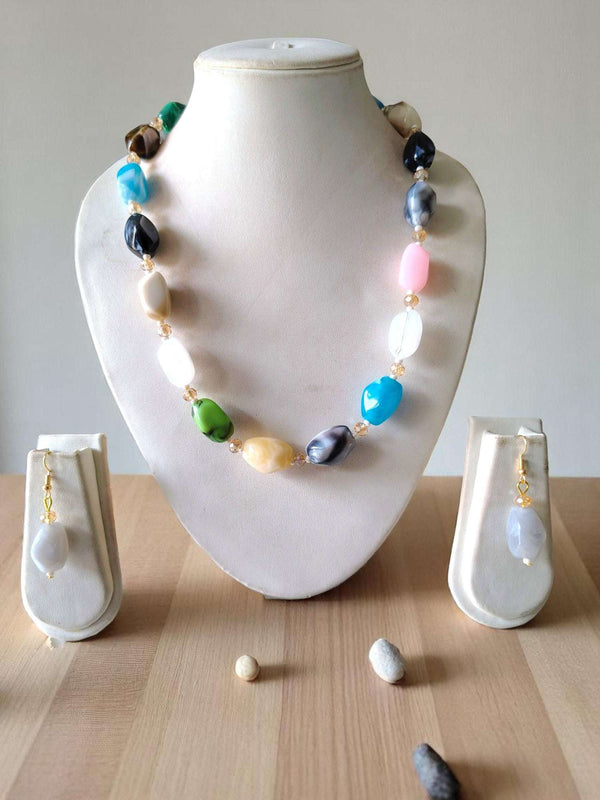 Thoda Desi, Thoda Videsi – Multicolour Stone Necklace Set