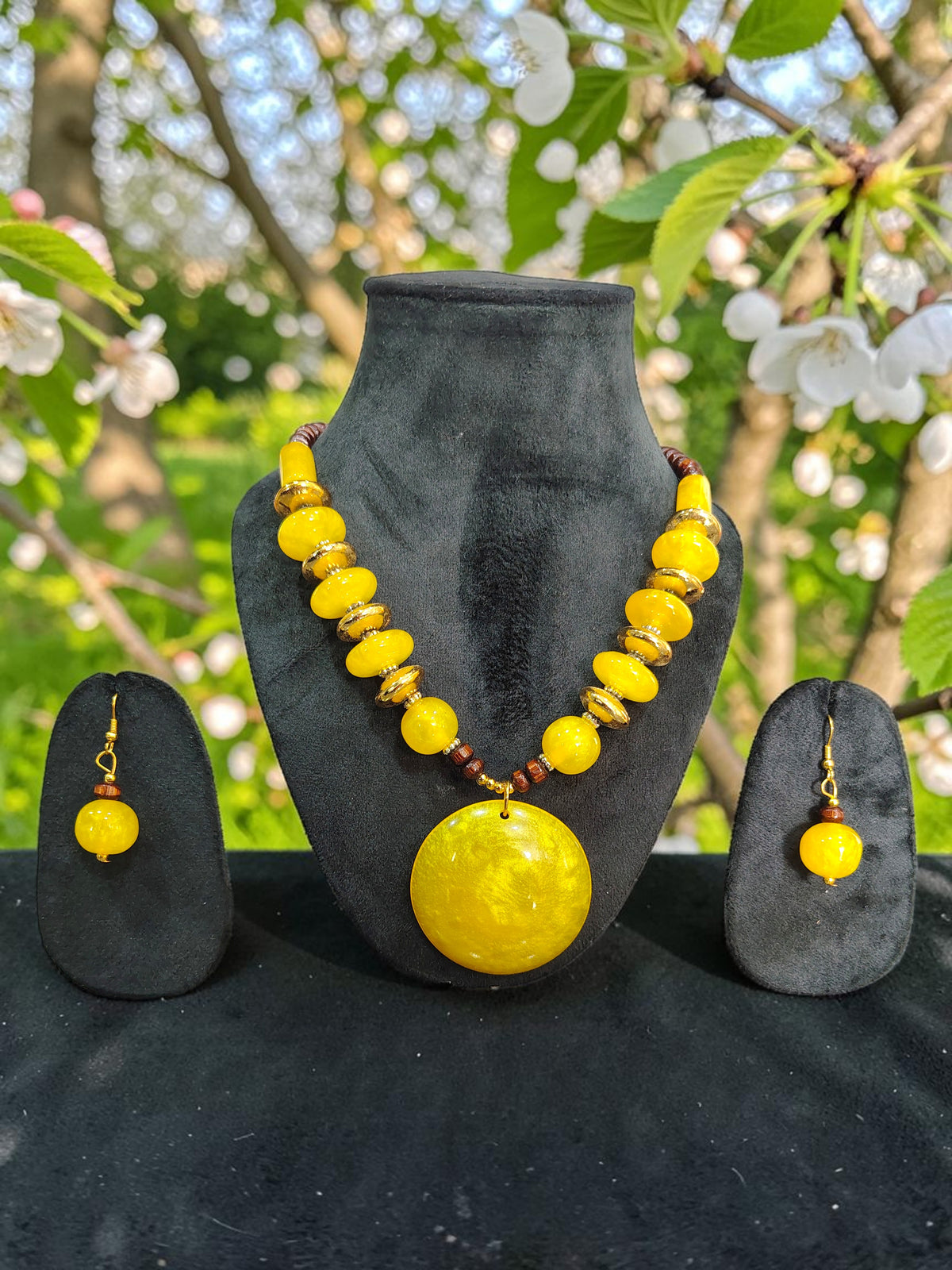 Sun Sunshine Bold – Yellow Stone & Resin Pendant Necklace