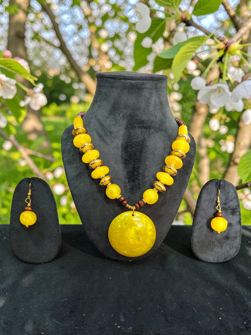 Sun Sunshine Bold – Yellow Stone & Raisin Pendant Necklace 🌼 Handmade | Statement Wear | Limited Pieces